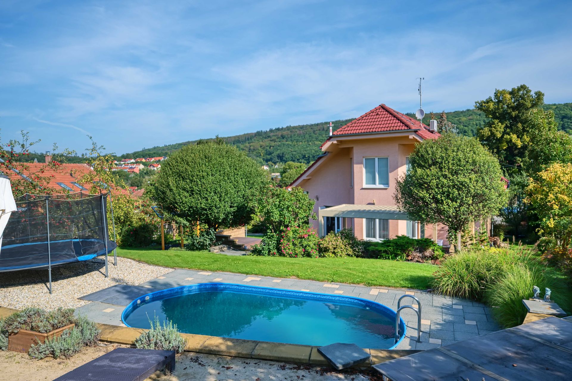 Prodej vily 5+1 s bazénem a prostornou zahradou Kanice