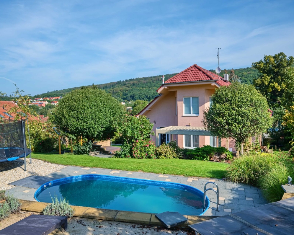 Prodej vily 5+1 s bazénem a prostornou zahradou Kanice